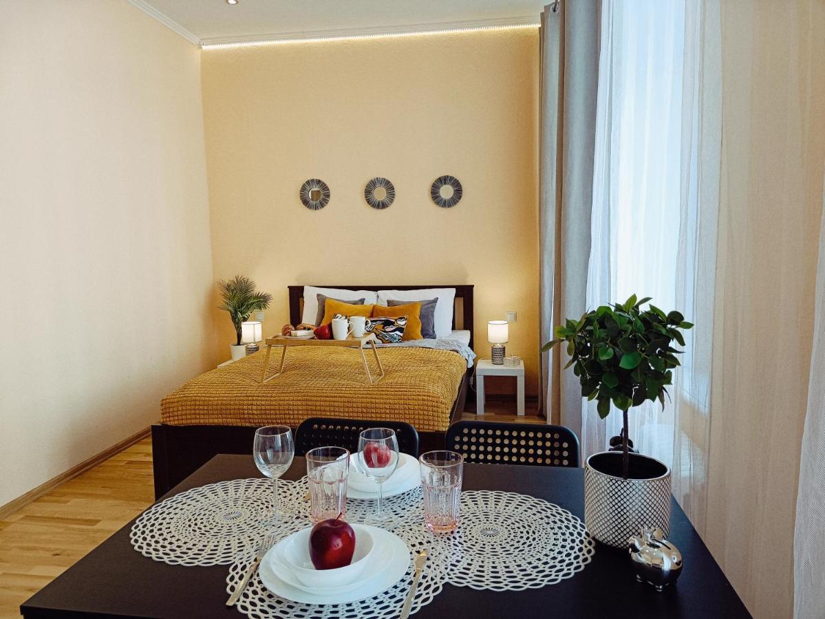 Centrally Located Studio Apartment Riga Extérieur photo