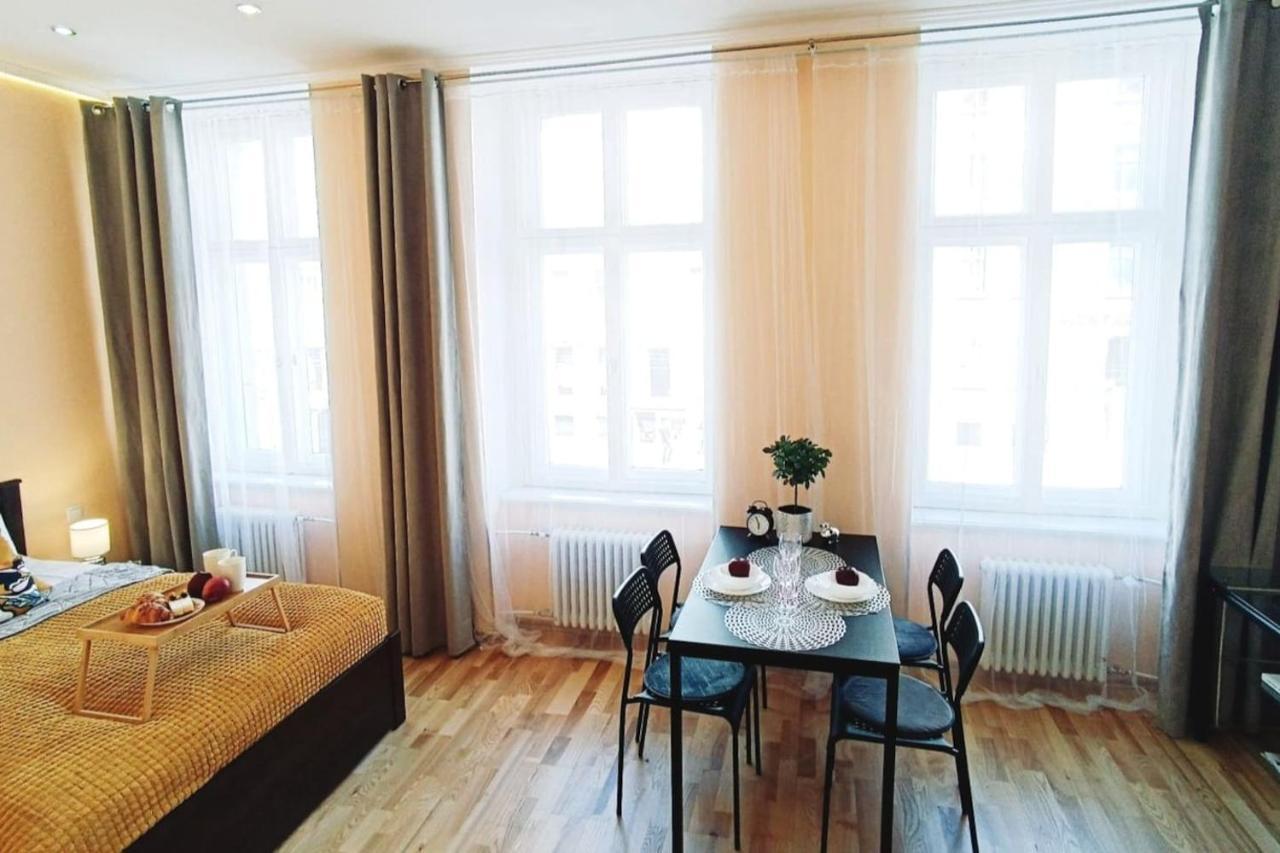 Centrally Located Studio Apartment Riga Extérieur photo