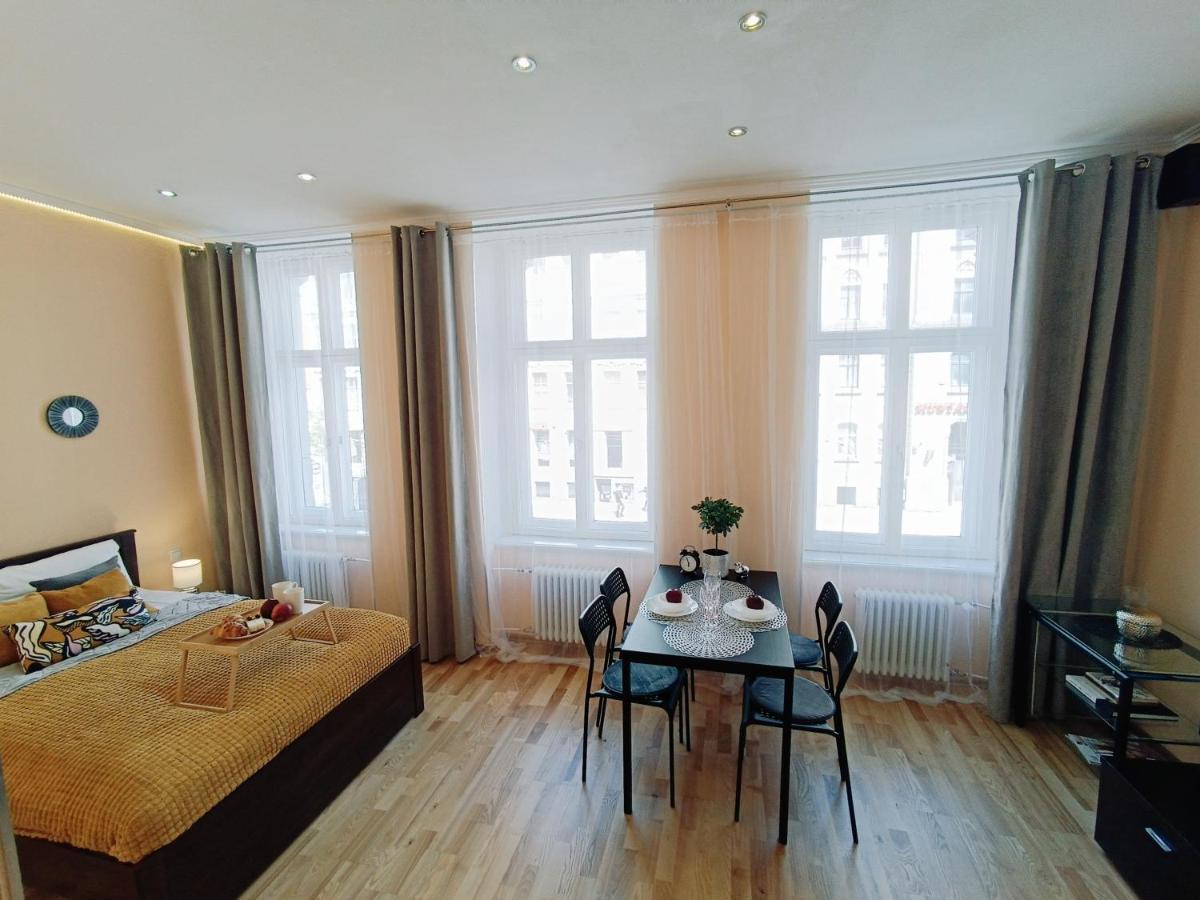 Centrally Located Studio Apartment Riga Extérieur photo